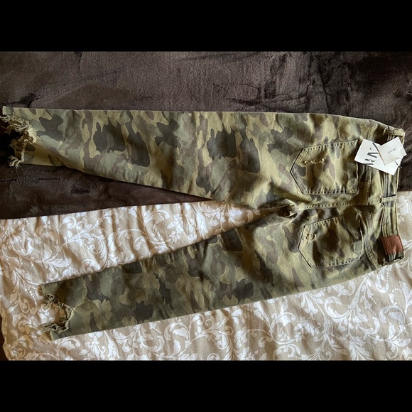 Green Camo Distressed Relaxed-fit Jeans, Size 2 (Zara Denim Collection) - Picture 9 of 10